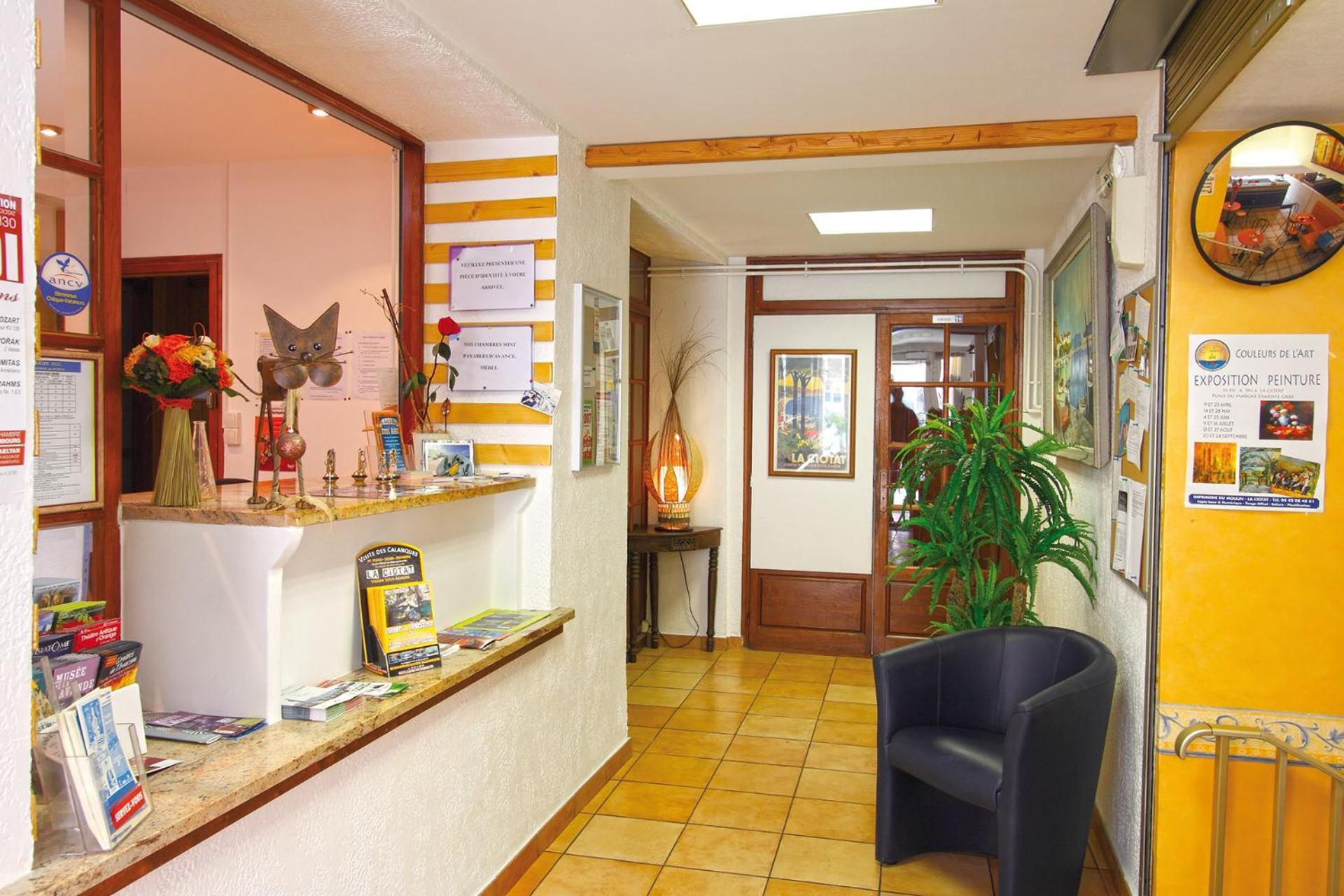 Hotel La Croix De Malte La Ciotat Exterior foto
